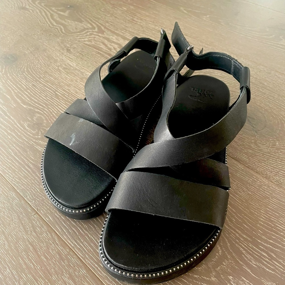 NEVER WORN black Sorel sandals
